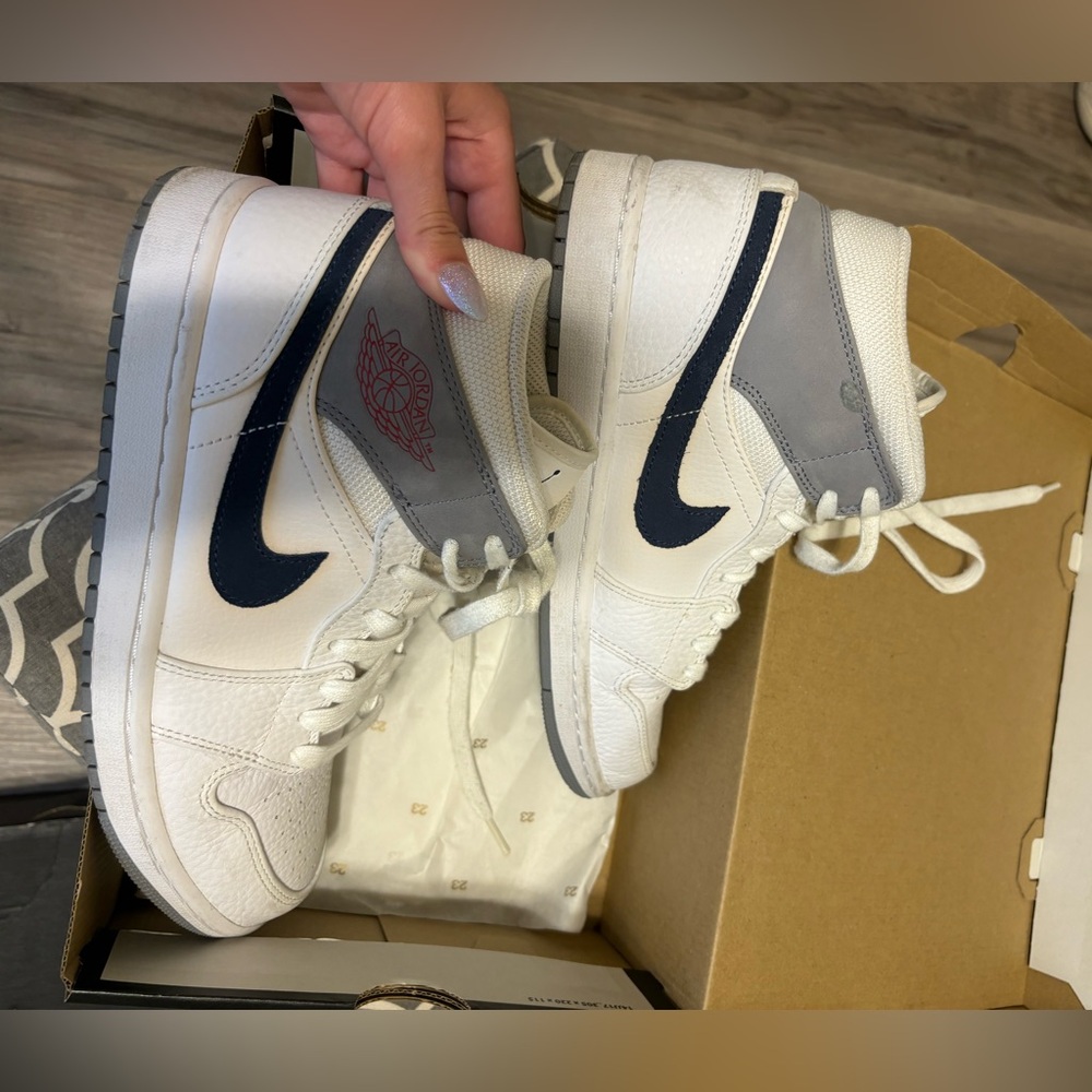 Nike Jordan 1 mids PARIS edition